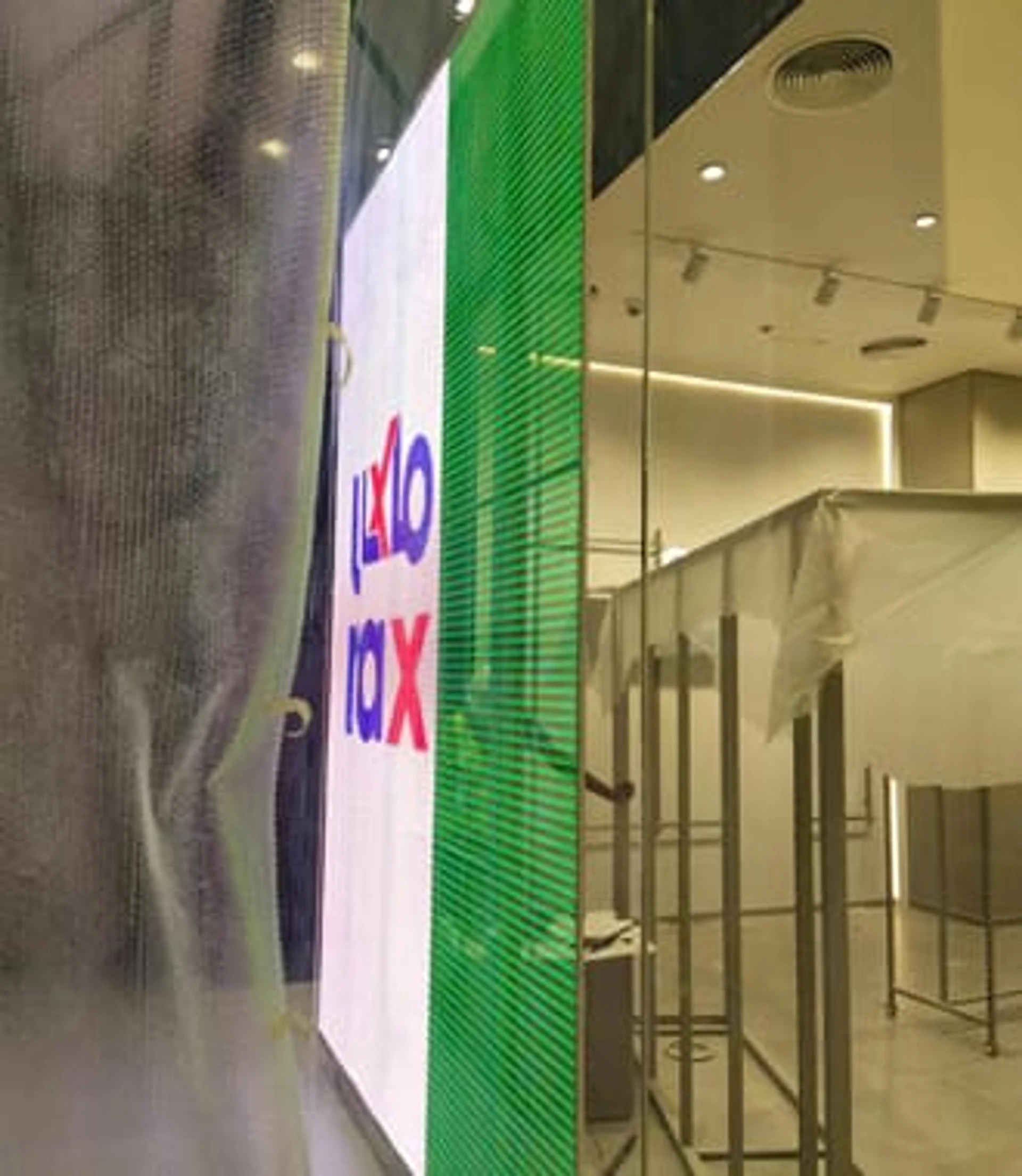 8 Application of transparent LED screen-Glass display windows-Glass display windows.jpg